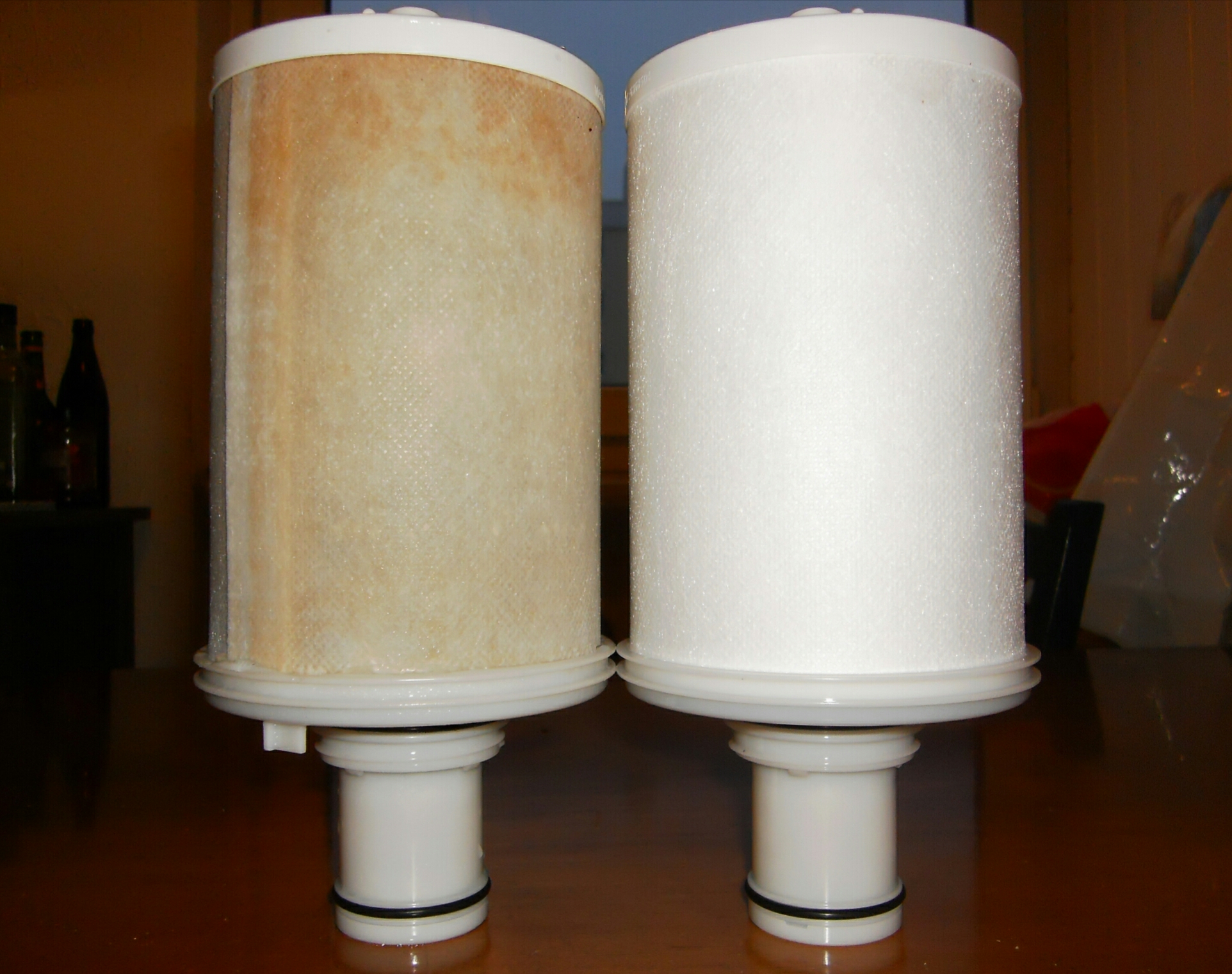 Links:  Filterpatrone nachdem 6000 Liter M&uuml;nchener Leitungswasser gefiltert wurden

Rechts: neue unbenutzte Filterpatrone